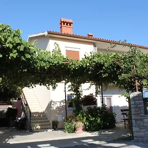 Lori Pula